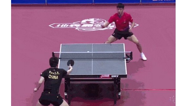 運動會上的乒乓球臺板是什么材料做成
