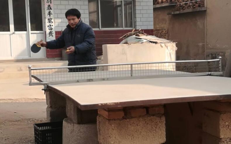 乒乓球臺雖簡陋，但是擋不住人們對乒乓球運動喜愛