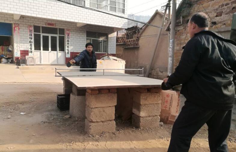 乒乓球臺雖簡陋，但是擋不住人們對乒乓球運動喜愛